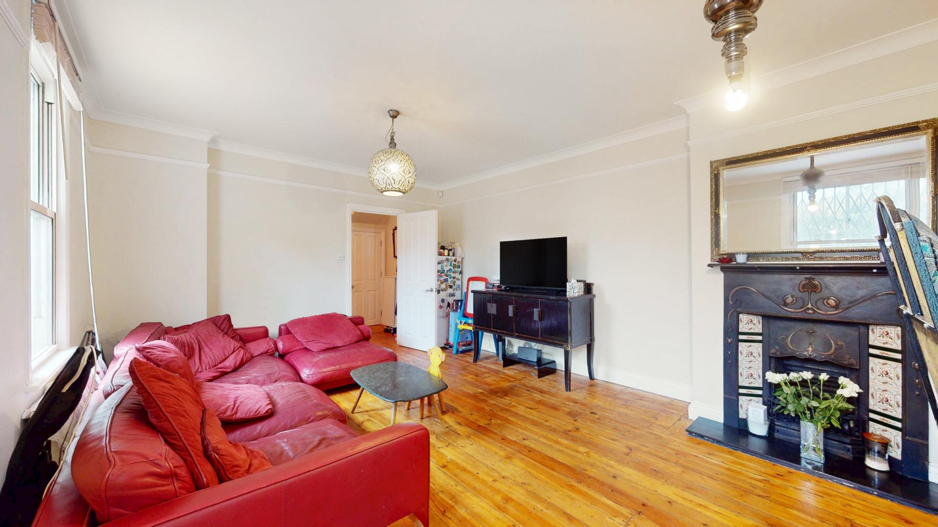 Two Bedroom With Private Garden Flat Wotton Road, CRICKLEWOOD
